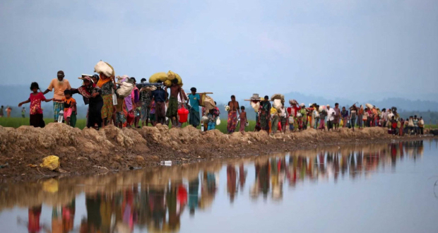 Rohingya refugees continue their way after crossing from Myanmar into Palang Khali, near Cox’s Bazar, Bangladesh, on November 2, 2017. File Photo: Reuters