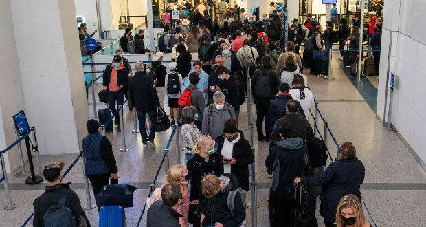 Passengers wait in line inside the terminal at Newark Liberty International Airport in Newark, New Jersey, U.S., November 24, 2021. REUTERS/Eduardo Munoz/File Photo