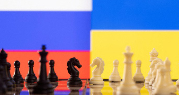 Chess pieces are seen in front of displayed Russia and Ukraine's flags in this illustration taken January 25, 2022. Photo :Reuters