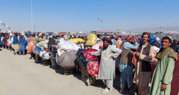 Afghan citizens wait with their belongings to cross into Afghanistan, after Pakistan gives the last warning to undocumented immigrants to leave, at the Friendship Gate of Chaman Border Crossing along the Pakistan-Afghanistan Border in Balochistan Province, in Chaman, Pakistan October 31, 2023. REUTERS/Abdul Khaliq Achakzai