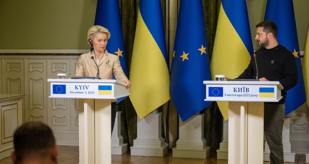 Ukrainian President Volodymyr Zelenskiy and European Commission President Ursula von der Leyen attend a press conference, amid Russia's attack on Ukraine, in Kyiv, Ukraine November 4, 2023. REUTERS/Thomas Peter