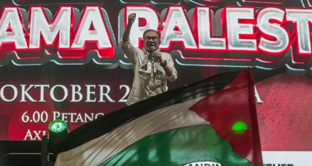 Malaysian PM Anwar Ibrahim speaks at a pro-Palestinian rally in Kuala Lumpur