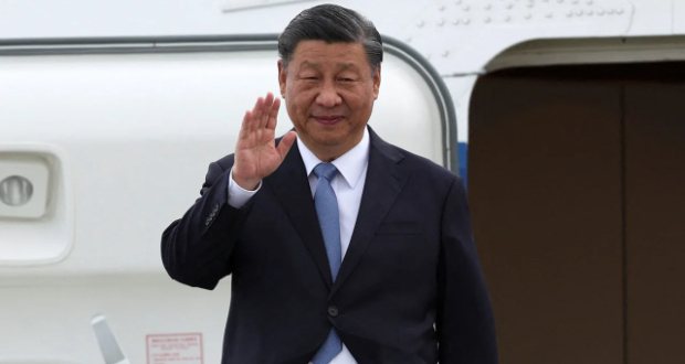 Chinese leader Xi Jinping waves as he arrives at San Francisco International Airport on November 14, 2023.