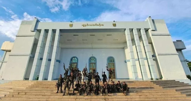 Ethnic Karenni insurgents, who already control much of Myanmar's Kayah state, are attacking the main town of Loikaw