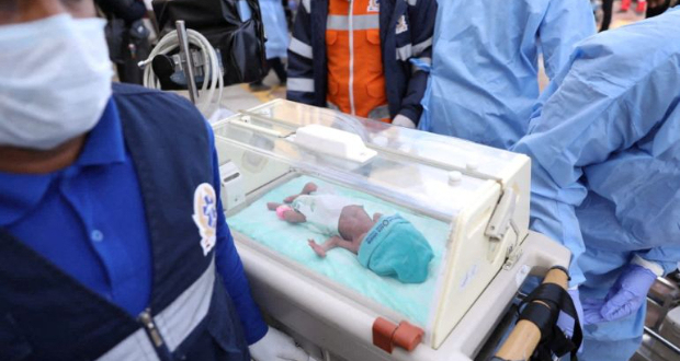 Medics transfer a premature Palestinian baby in an incubator from Gaza to an ambulance on the Egyptian side of the Rafah border crossing[Egyptian Ministry of Health and Population/Handout via Reuters]