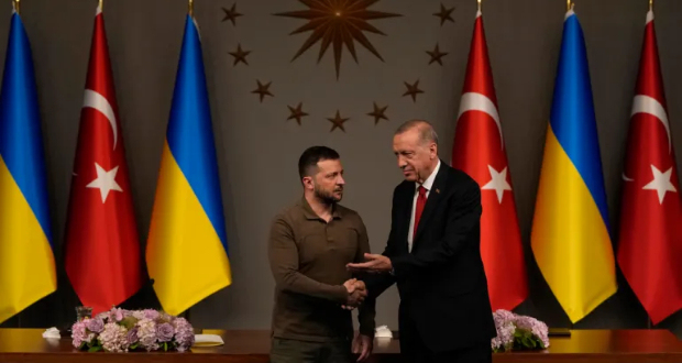 Turkish President Recep Tayyip Erdogan, right, shakes hands with Ukrainian President Volodymyr Zelenskyy, left, at the end of a joint news conference following their meeting in Istanbul, Turkey, early on July 8, 2023 [Francisco Seco/AP Photo]