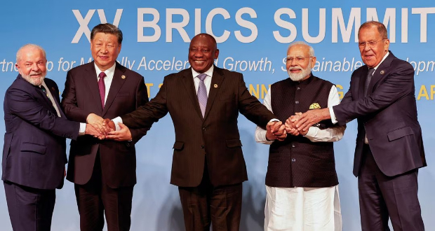 President of Brazil Luiz Inacio Lula da Silva, President of China Xi Jinping, South African President Cyril Ramaphosa, Prime Minister of India Narendra Modi and Russia's Foreign Minister Sergei Lavrov pose for a BRICS family photo during the 2023 BRICS Summit at the Sandton Convention Centre in Johannesburg, South Africa, on August 23, 2023. GIANLUIGI GUERCIA/Pool via REUTERS