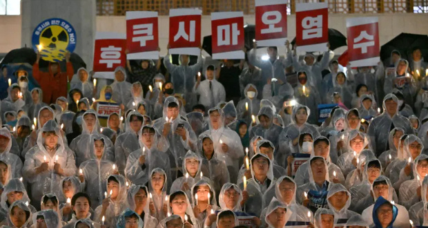 South Korea's main opposition Democratic Party members rally against the release of the Fukushima water [Jung Yeon-je/AFP]