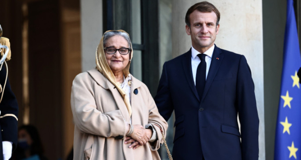 French President Emmanuel Macron and Bangladeshi Prime Minister Sheikh Hasina stand outside the Elysee Palace in Paris, France on 9 November 2021. File Photo: Reuters/Sarah Meyssonnier