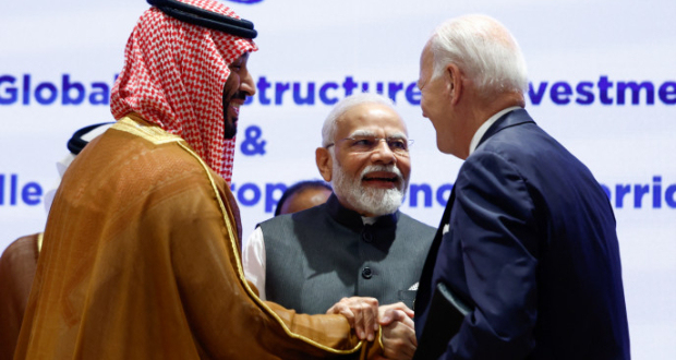 Saudi Arabian Crown Prince Mohammed bin Salman Al Saud and US President Joe Biden shake hands next to Indian Prime Minister Narendra Modi on the day of the G20 summit in New Delhi, India, September 9, 2023. REUTERS/Evelyn Hockstein/Pool