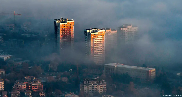 Urban areas such as here in the Bulgarian capital Sofia, but also in Paris or Barcelona, are particularly affectedImage: NIKOLAY DOYCHINOV/AFP/Getty Images