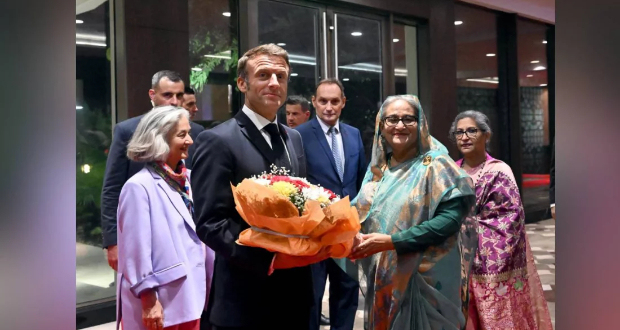 Prime Minister Sheikh Hasina receives French President Emmanuel Macron with a flower bouquet at the Hotel InterContinental in Dhaka on Sunday, September 10, 2023. Photo: PMO