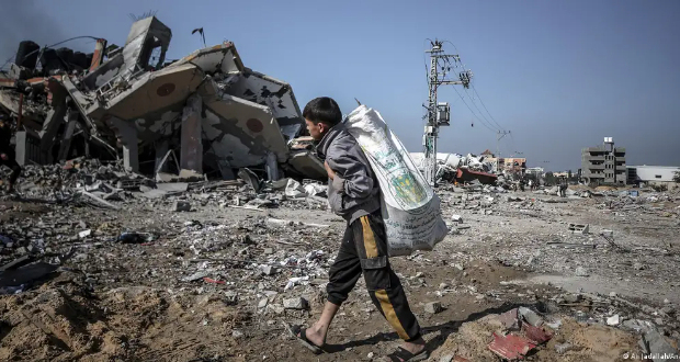 Only severely limited aid has been able to enter Gaza through two checkpoints, leaving the population in dire needImage: Ali Jadallah/Anadolu/picture alliance