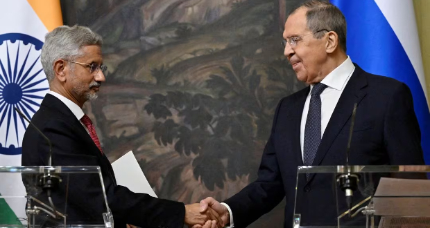 Russia's Foreign Minister Sergei Lavrov shakes hands with India's Foreign Minister Subrahmanyam Jaishankar during a joint press conference following their talks in Moscow, Russia December 27, 2023. Alexander Nemenov/Pool via REUTERS/File Photo