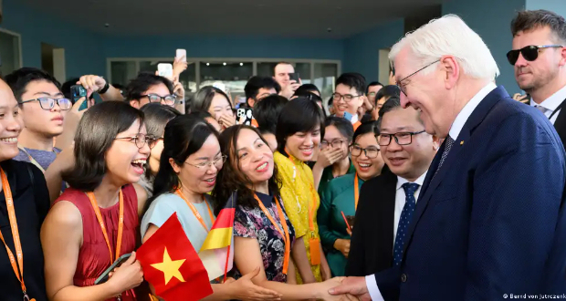 German President Frank-Walter Steinmeier was enthusiastically greeted by students at the Vietnamese-German UniversityImage: Bernd von Jutrczenka/dpa/picture alliance