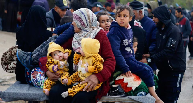  Palestinians fleeing Khan Younis, due to the Israeli ground operation, move towards Rafah, amid the ongoing conflict between Israel and the Palestinian Islamist group Hamas, in the southern Gaza Strip, January 27, 2024. REUTERS/Ibraheem Abu Mustafa