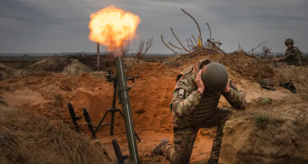 Soldiers of Ukraine's National Guard 1st Brigade Bureviy (Hurricane) practice during combat manoeuvres at a military training ground [File: Lukatsky/AP]