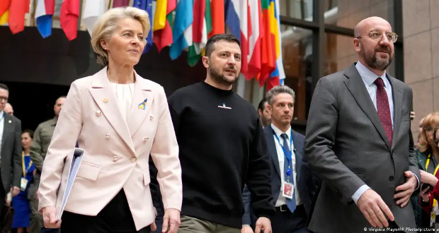 Ukrainian President Volodymyr Zelenskyy (center) met with EU officials in Brussels on ThursdayImage: Virginia Mayo/AP Photo/picture alliance