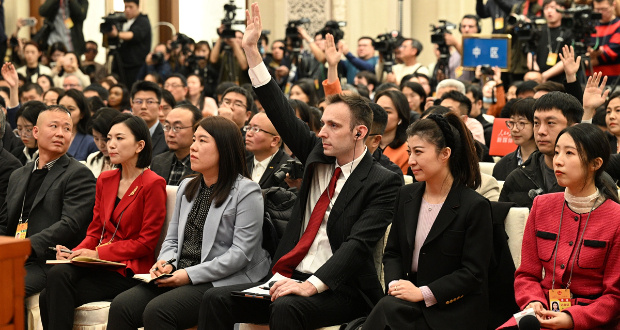A foreign journalist raises his hand to ask a question at the news conference for the second session of the 14th CPPCC National Committee at the Great Hall of the People in Beijing on March 3, 2024. More than 3,000 reporters from home and abroad have registered to report on this year's two sessions, a significant increase compared to previous years. Photo: VCG