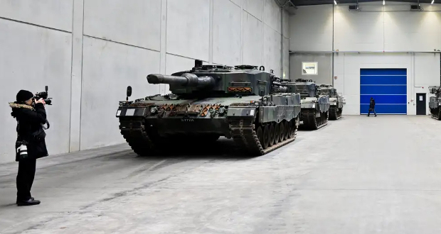 In addition to submarines, Leopard 2 tanks are sought-after German weapons of warImage: Fabian Bimmer/REUTERS