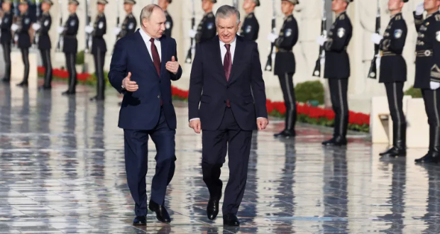 In this photograph distributed by the Russian state agency Sputnik, Russia's President Vladimir Putin (left) and Uzbekistan's President Shavkat Mirziyoyev (right) visit the 'Ode to Fortitude' memorial complex in Tashkent, Uzbekistan [Mikhail Metzel/Pool/AFP]