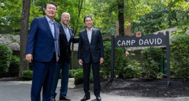 From left: South Korean President Yoon Suk-yeol, U.S. President Joe Biden, and Japanese Prime Minister Kishida Fumio pose for a photograph before their trilateral meeting at Laurel Cabin at Camp David, Maryland, U.S., Aug. 18, 2023.  Credit: Official White House Photo by Erin Scott